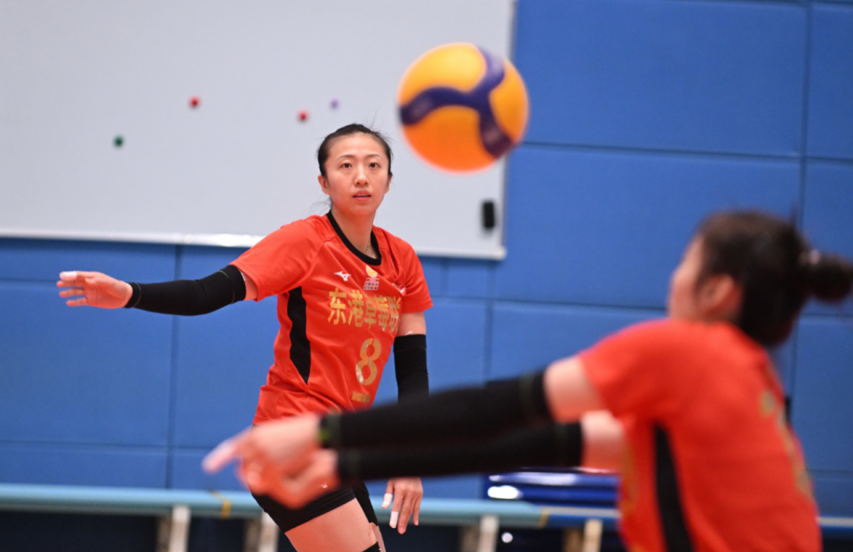 速的年轻球, 平的排球盛 速的年轻球, 平的排球盛